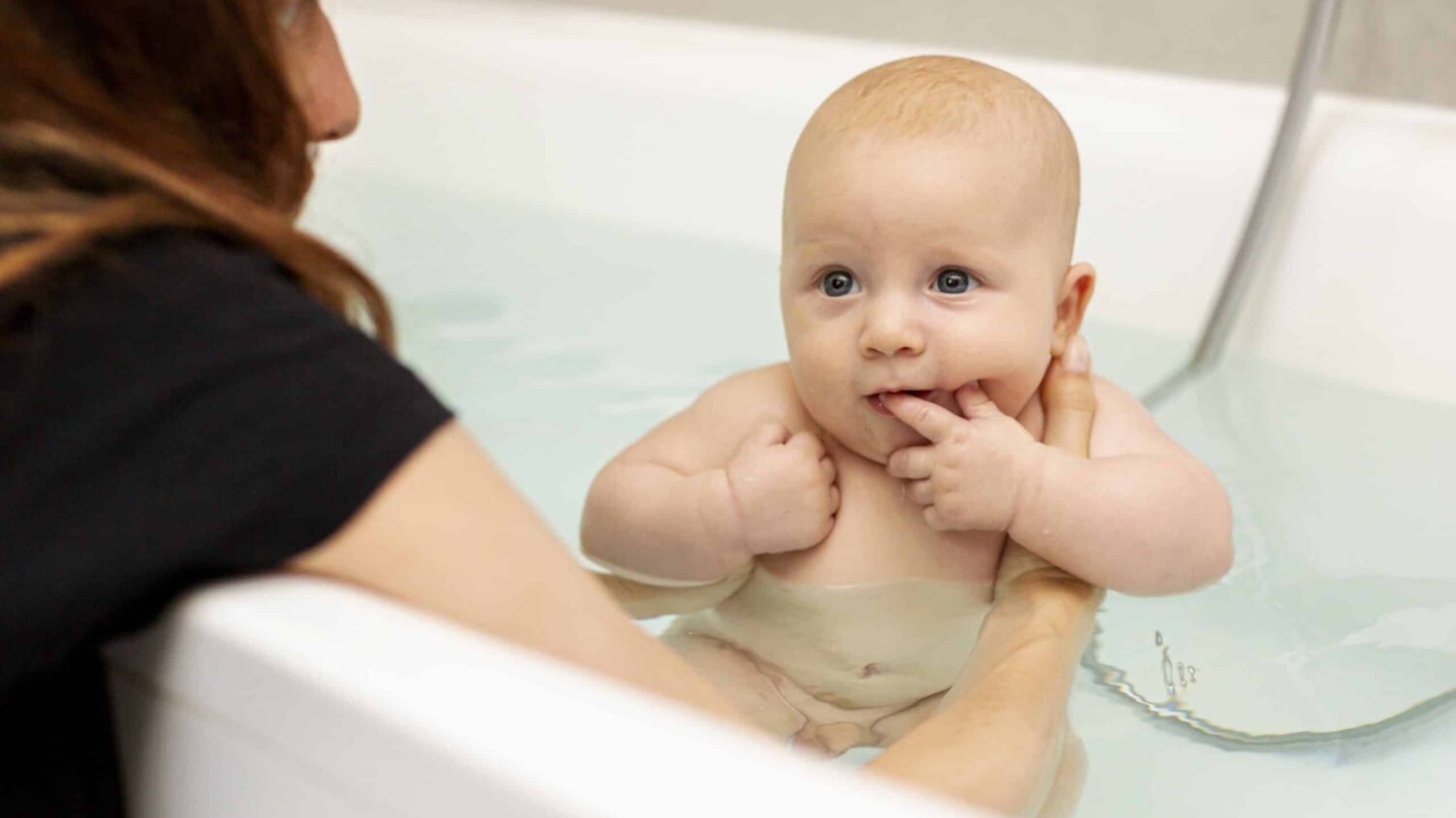آموزش، نکات مهم و مراحل حمام نوزاد در منزل نرس کو